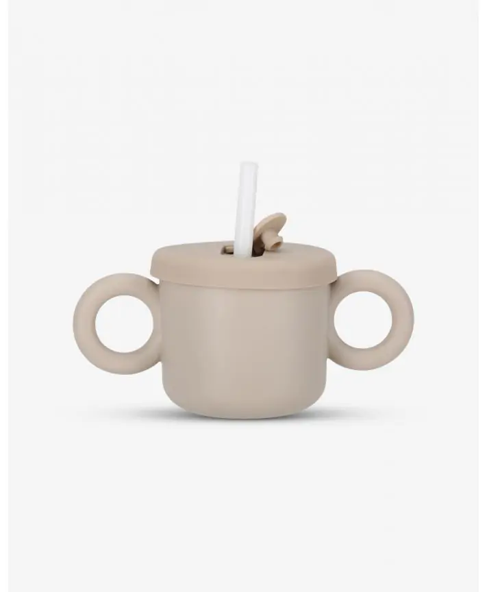 כוס שתיה עם קש