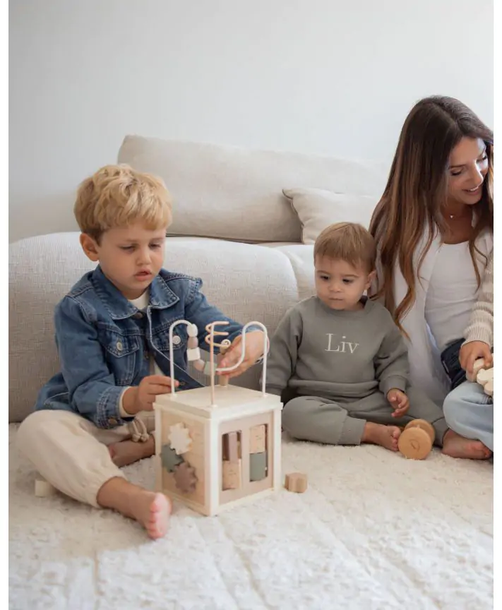 קוביית פעילות מעץ