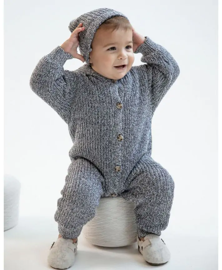 אוברול סריג עם קפוצ'ון