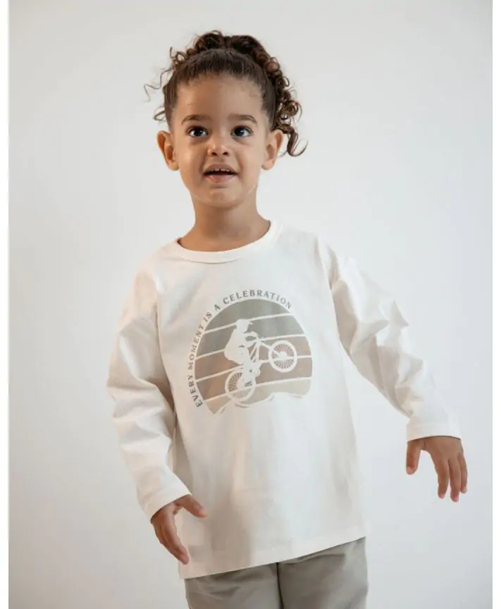 סט חולצה ומכנסיים