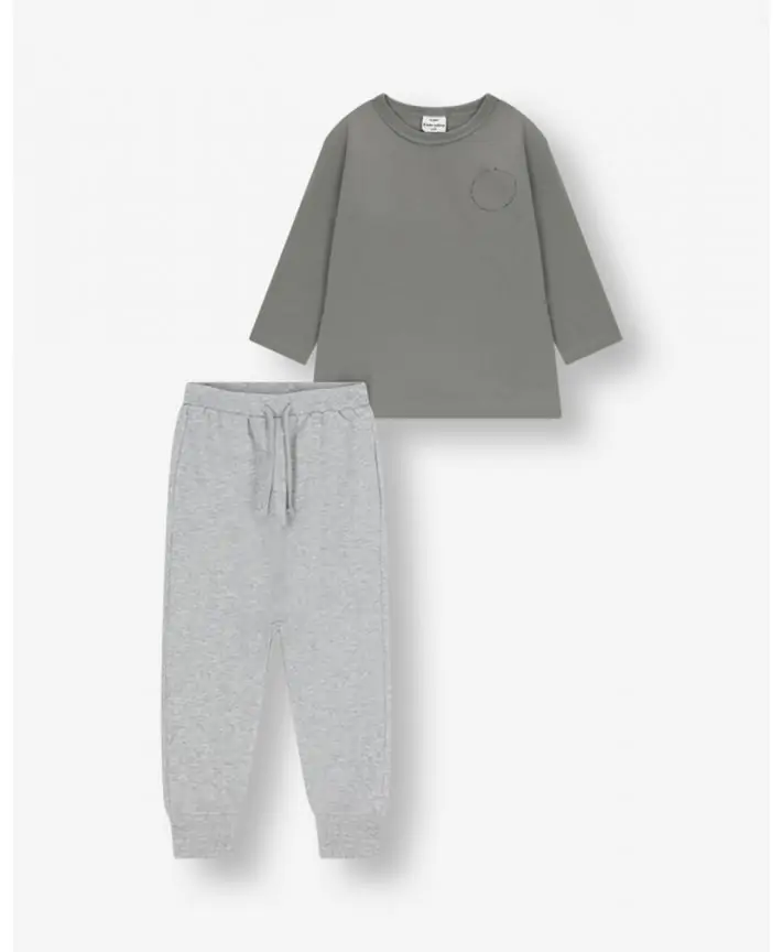 סט חולצה ומכנסיים