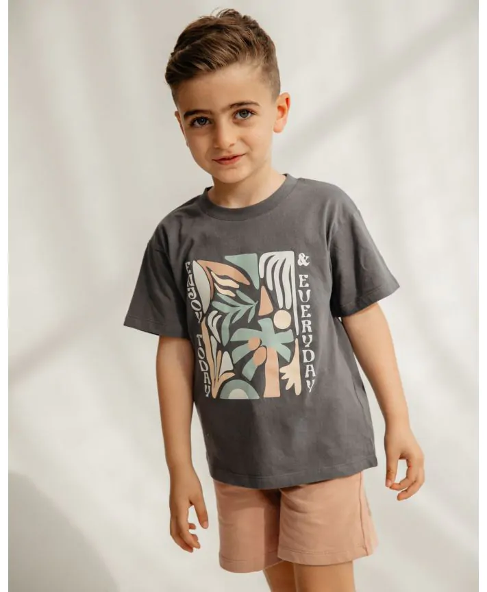 סט חולצה ומכנסיים