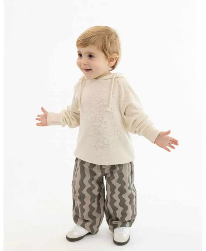 חולצה טקסטורלית עם קפוצ'ון