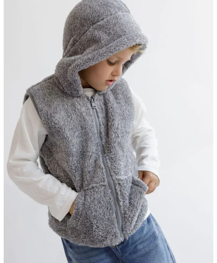 וסט פליז עם קפוצ'ון וכיס קנגורו