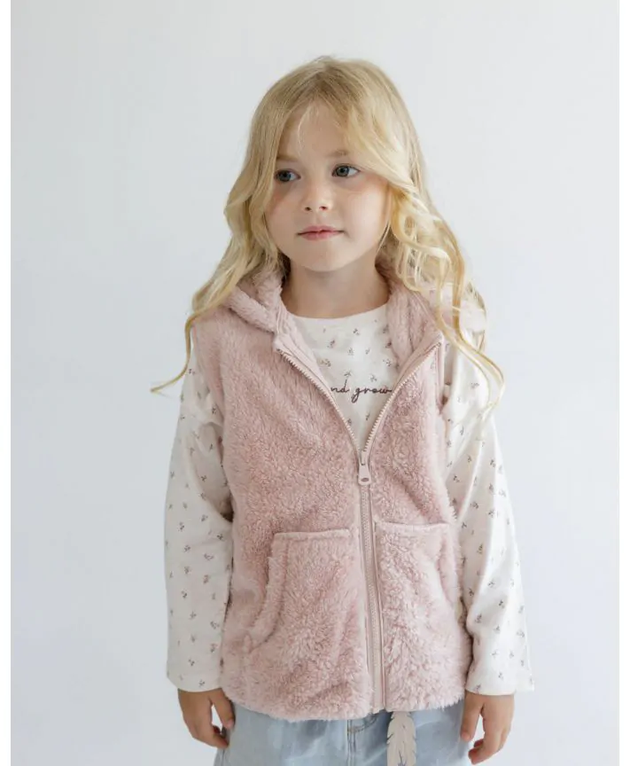 וסט פליז עם קפוצ'ון וכיס קנגורו