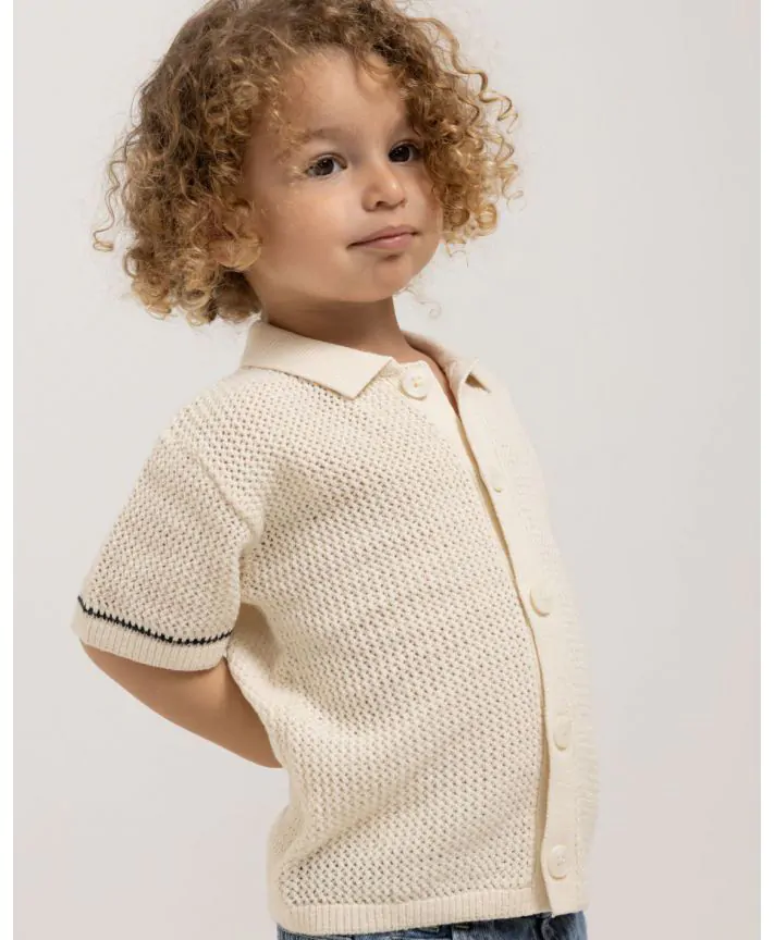 חולצת קרושה מכופתרת עם שרוולים קצרים