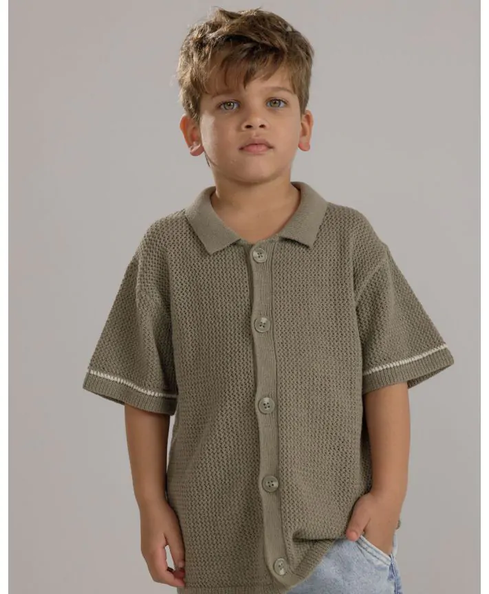 חולצת קרושה מכופתרת עם שרוולים קצרים