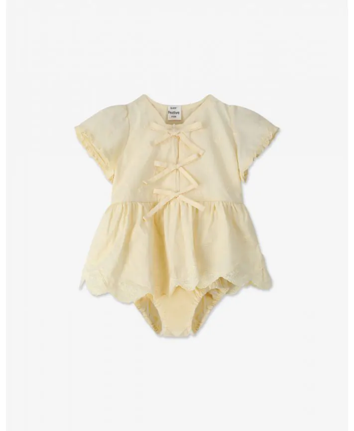 סט שמלת אריג עם פפיונים ובלומרס