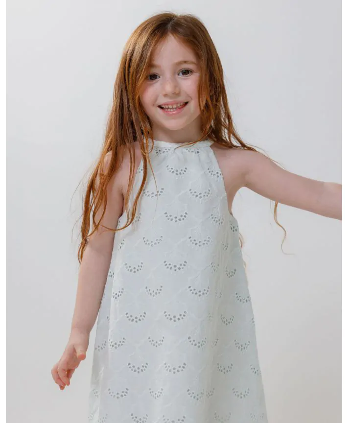 שמלה רקומה עם כתפיות צמה