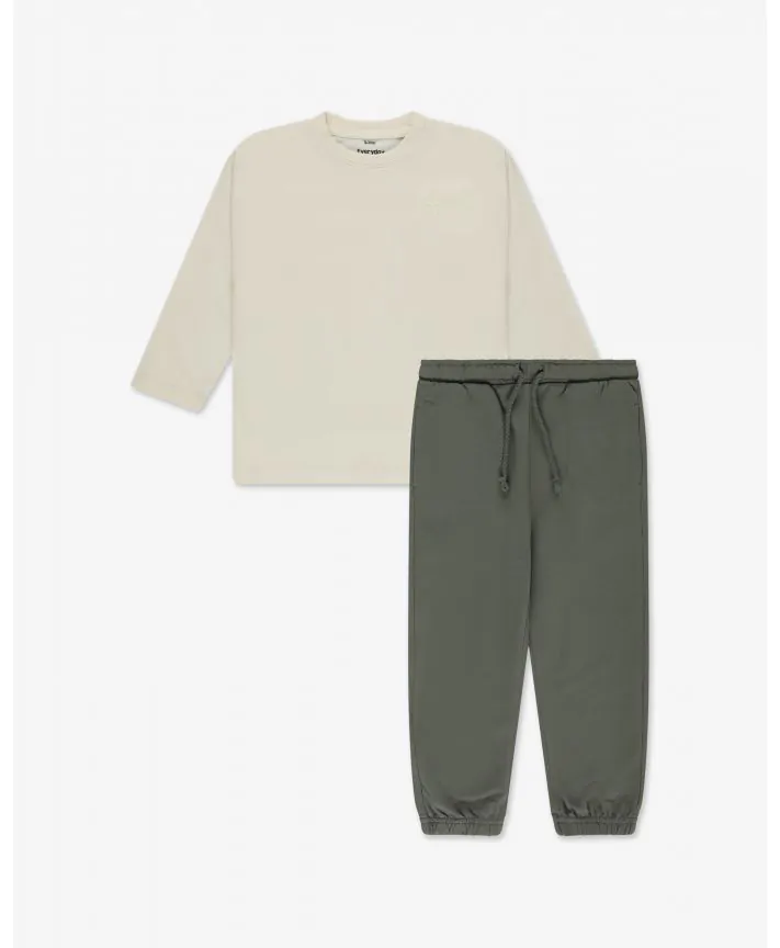 סט חולצה ומכנסיים