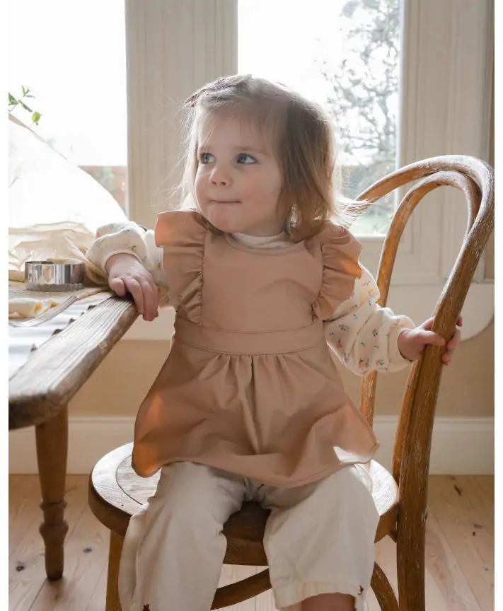 סינר מעוצב רחיץ עם כיס Elodie