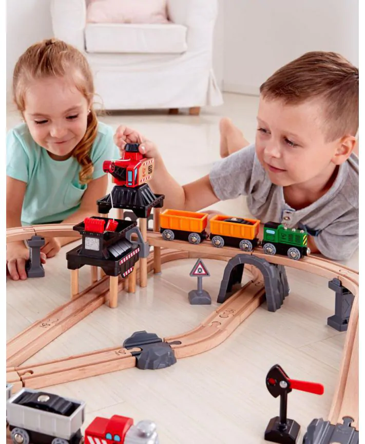 סט מסילות ומחפר כרייה