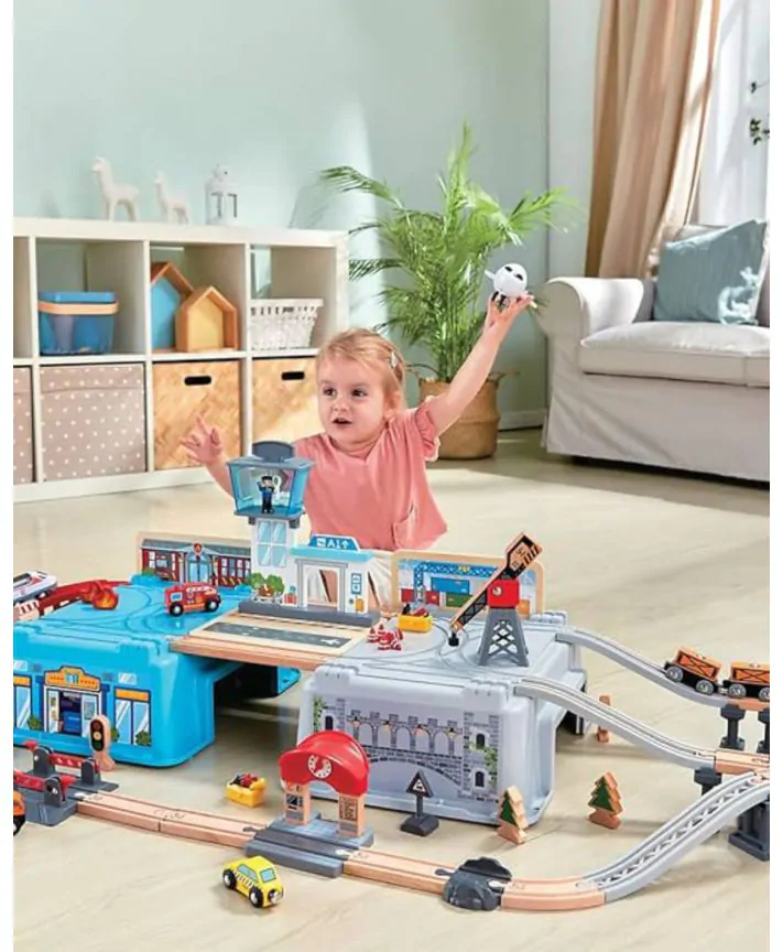 סט מסילות וכלי תחבורה עירוני