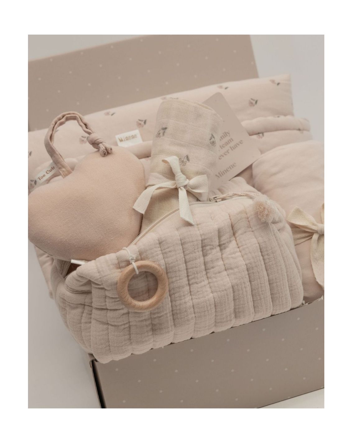 Love Is All Around - מארז מיננה-2