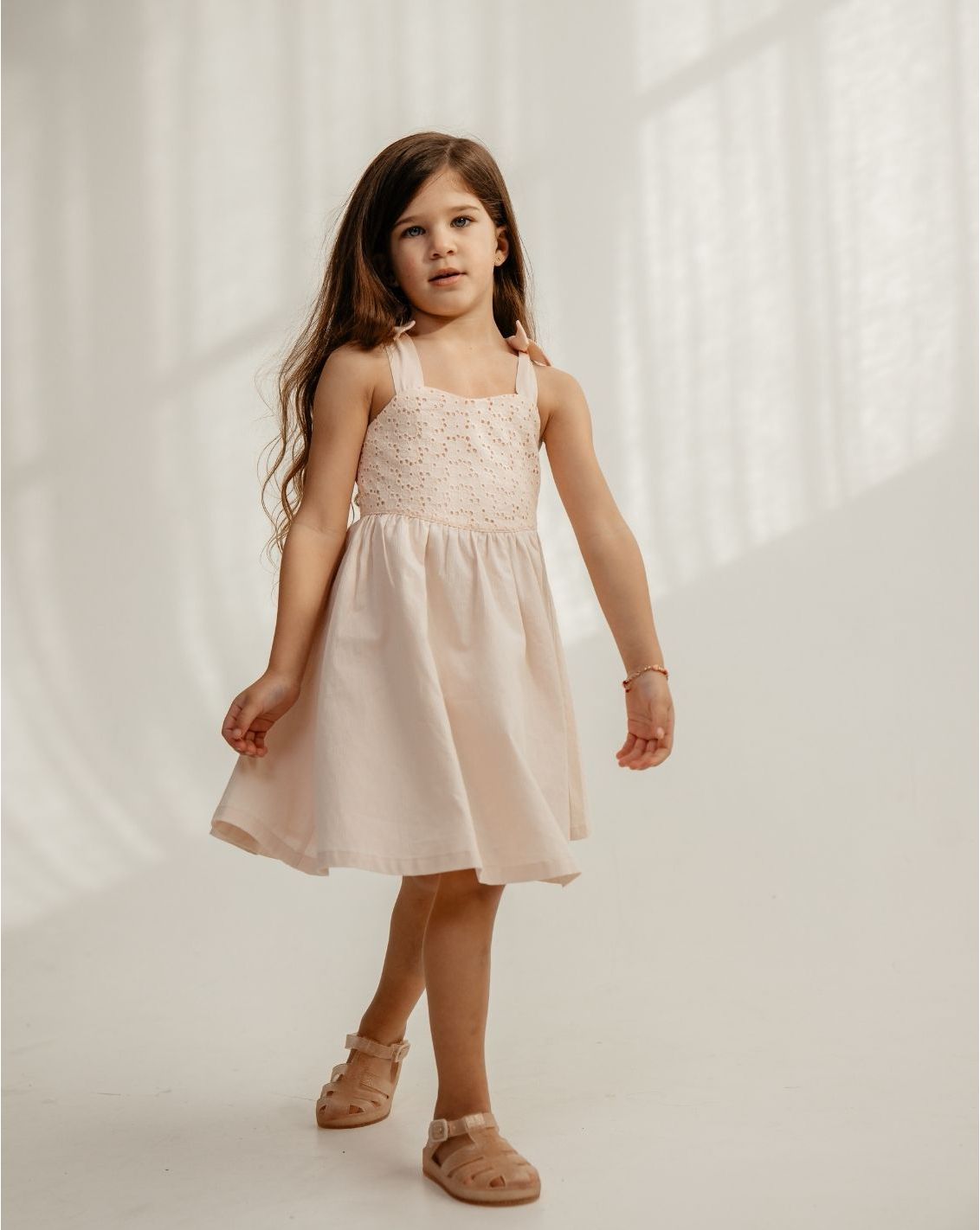 שמלת כתפיות עם קשירת פפיון