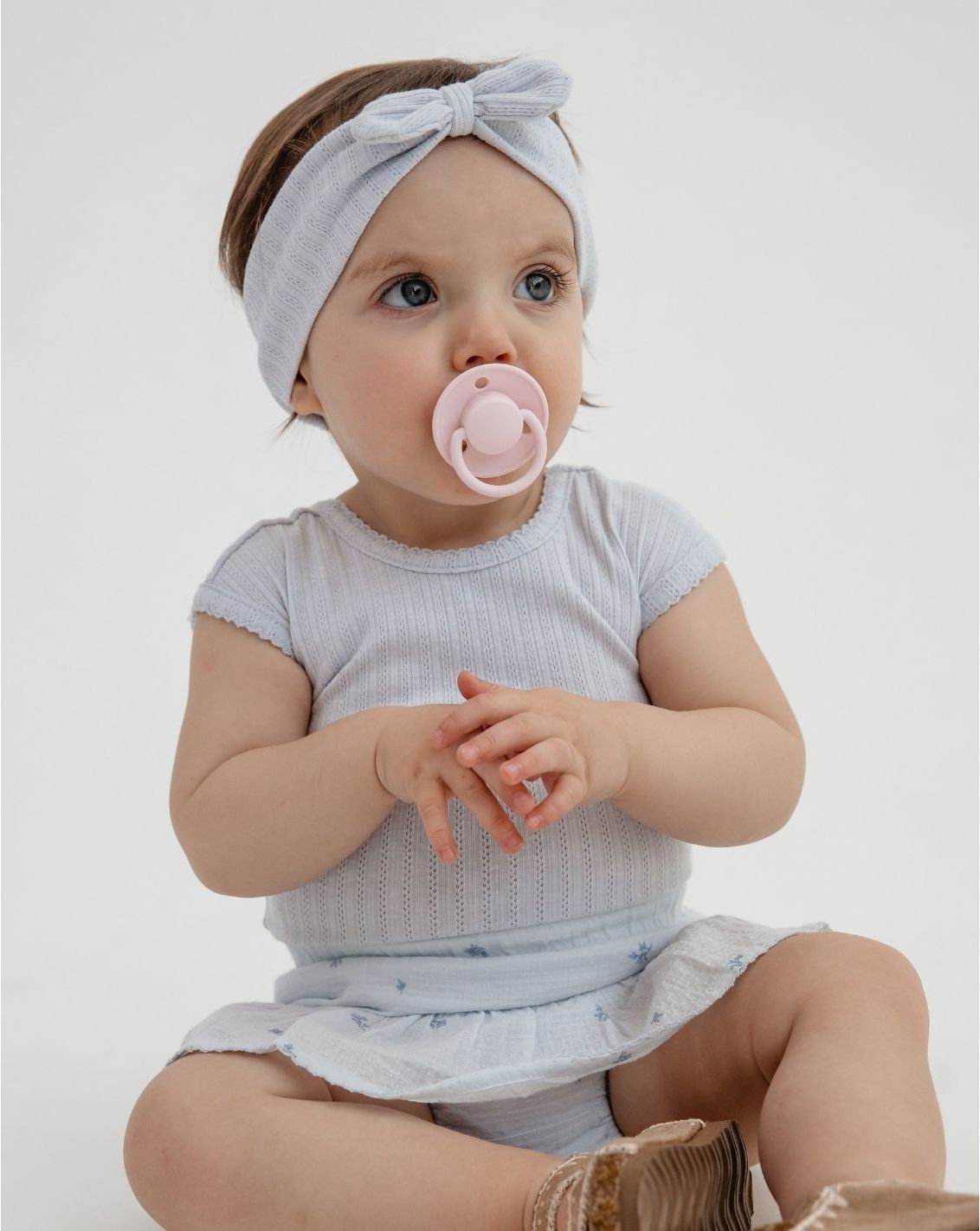 סט בגד גוף עם בלומרס חצאית וסרט לשיער בייבי