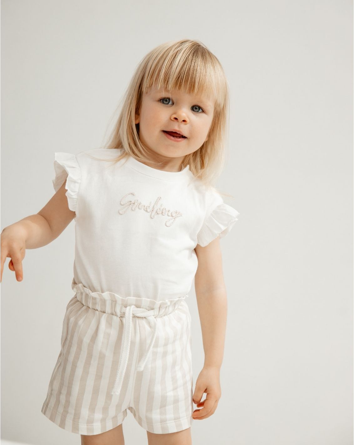 סט חולצה ומכנסיים קצרים בייבי